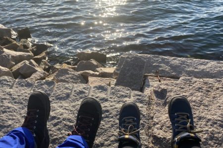 Vue de mes chaussures près de la mer