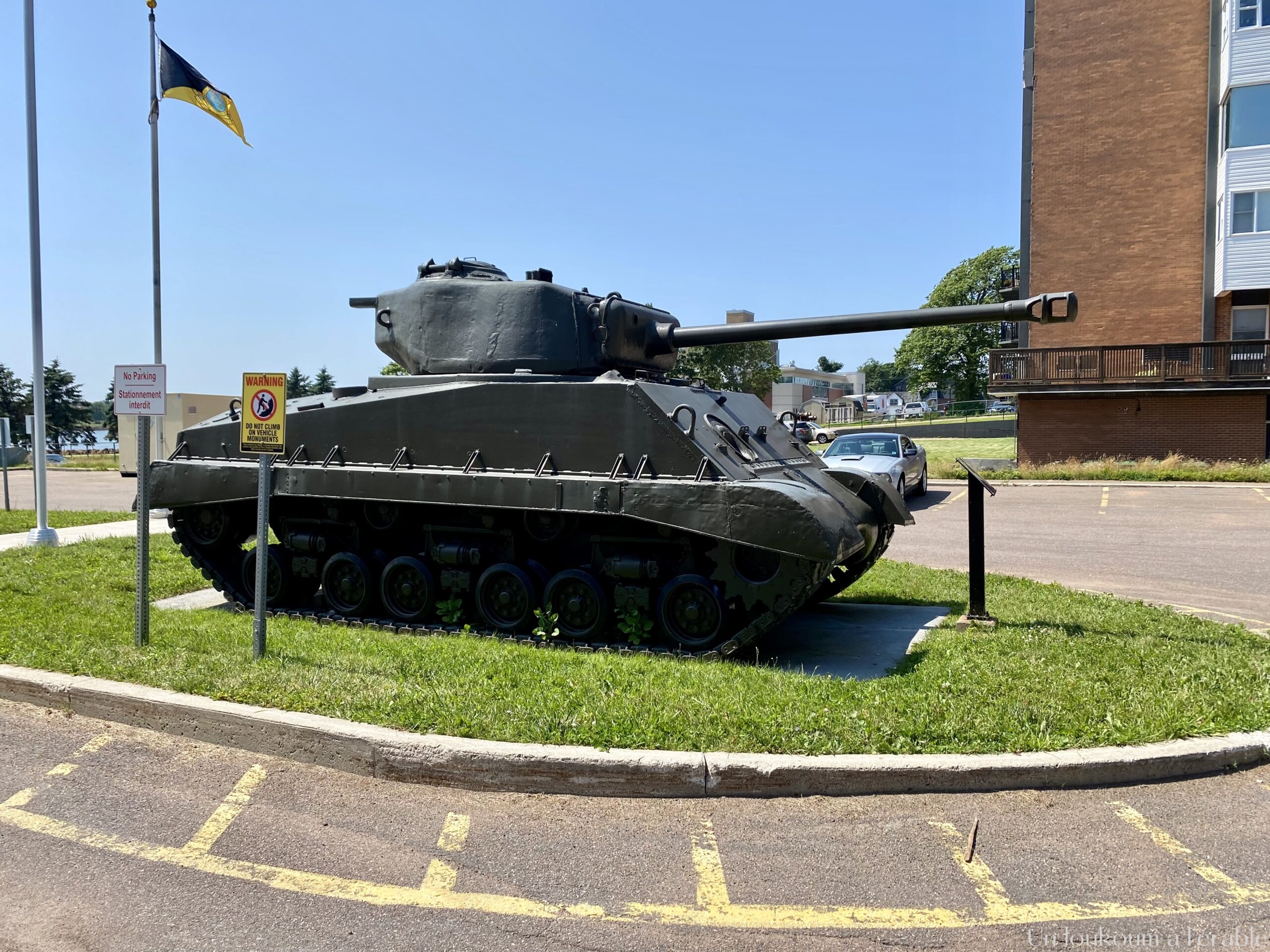 Char d'assaut devant le Régiment Museum