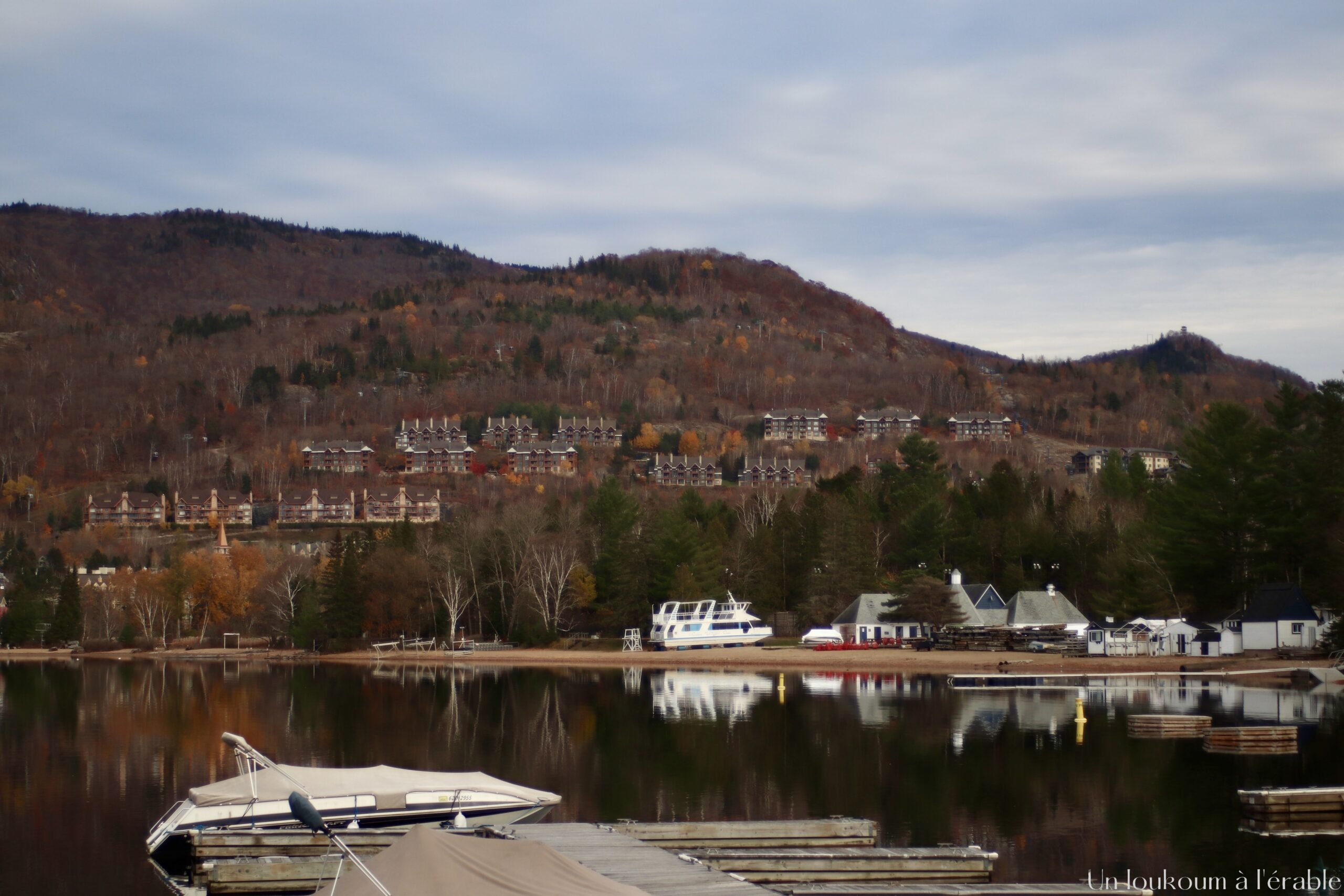 Vue sur le lac et la montagne, bateaux sur le lac