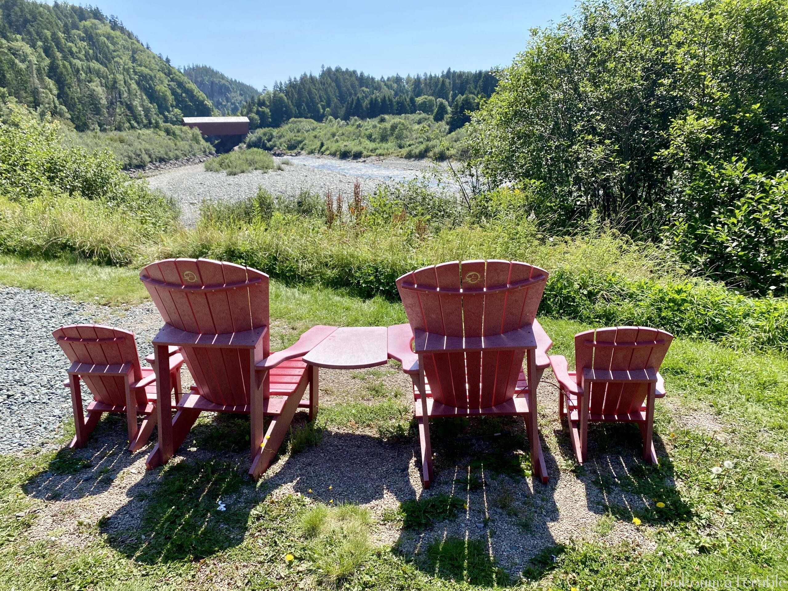 chaises rouges avec vue